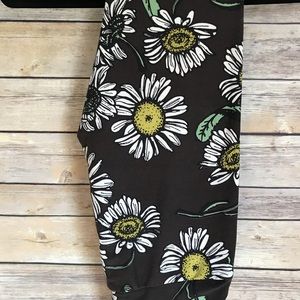 Chocolate background daisy OS leggings